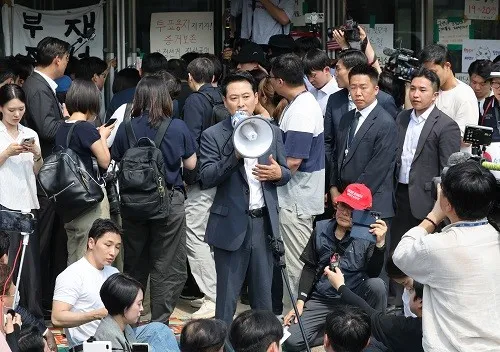 與 "국힘, '개표소 봉쇄 시위' 악화 시켜 이득 보려는 행태 멈추라"

천준호 더불어민주당 원내운영수석부대표가 서울 올림픽공원 핸드볼경기장에서