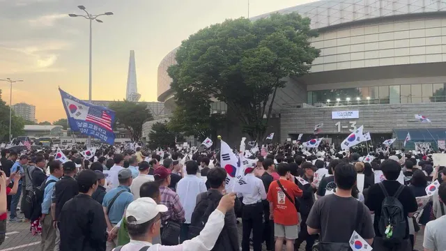 올림픽공원이 죽었니 어쩌니하는 분들 잘 들으세요.

올림픽공원은요 송파끝자락 마천동에서도 “성내천”길을따라 걸어올수 있는 지역입니다. 공원의 규