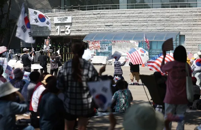“송파경찰서 무기고 털고 유공자 되자”…경찰, 협박 댓글 작성자 추적

서울 송파구 올림픽공원 ‘개표소 봉쇄 시위’를 관할하는 송파경찰서를 겨냥