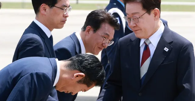 허리 숙여 인사한 정청래... 이 대통령 "수고했습니다"

이재명 대통령이 8박 10일 간의 유럽 순방을 마치고 서울 성남공항을 통해 18일 귀