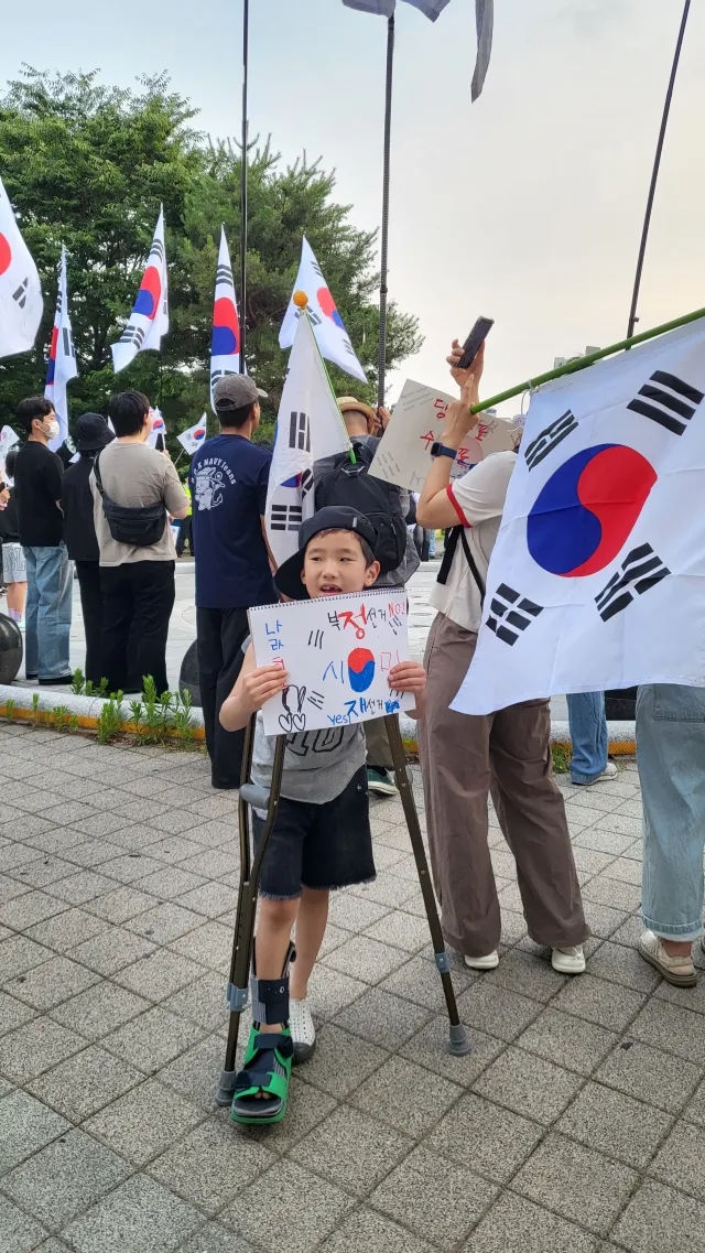 광주 상무지구 부정선거 집회
목발투혼^^
우리 아기 끝까지 행진할 수 있도록 자전거 태워 끌어주신 우파님 너무 감사드립니다♡