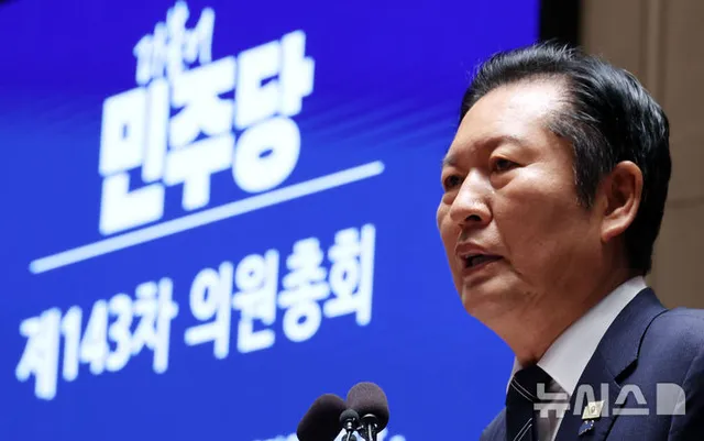 정청래 "李 역대급 외교 성과에 경의 표해"…의원들 박수 유도도

[서울=뉴시스]신재현 한재혁 김윤영 기자 = 정청래 더불어민주당 대표가 18일