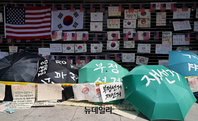2주째 이어진 잠실 개표소 시위 … 폭염 속 '재선거' 요구 계속

6·3 지방선거 투표용지 부족 사태로 촉발된 서울 송파구 올림픽공원 핸드볼경