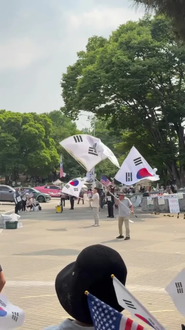 하루 일 쉬고 전남 순천에서 올라왔어요!!
내향인이지만 도착하자마자 너무 든든해서
용기내서 같이 응원하게됩니다🥹!!
사람 많네요!!! 멸공!!