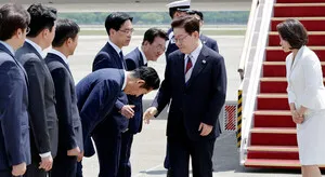 정청래 "李 역대급 외교 성과에 경의"…의총서 박수 유도

민주신문=김루하 기자｜정청래 더불어민주당 대표가 18일 유럽 순방을 마치고 귀국한 이