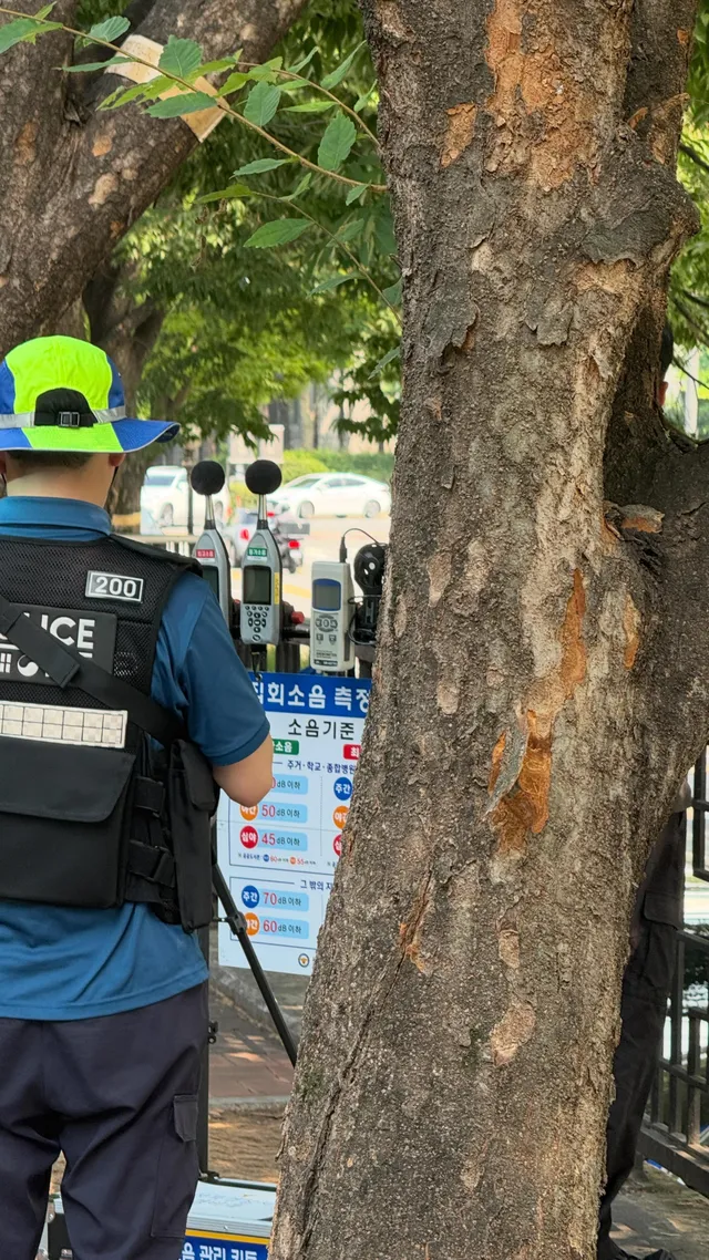 실시간 올림픽공원
부정선거 재선거 당일투표 수개표
출구 주변에서 집회 소음 측정하시네요