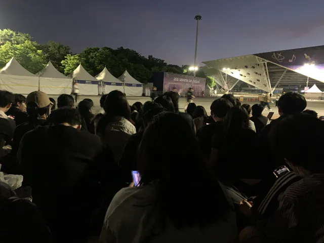 경찰 올 것을 대비해서
문 앞에 촘촘히 앉아있습니다