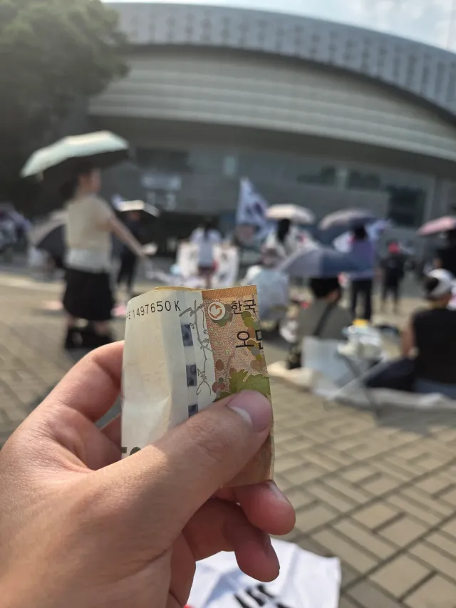같이 부정선거 외치던 여사님들이 밥하러 가신다며 와줘서 고맙다고 예쁘다고 주고 가셨어요🥹