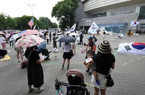 [포토] 2주째 접어든 잠실 참정권 집회

[천지일보=남승우 기자] 6.3 지방선거 투표용지 부족 사태 규탄 ‘참정권 집회’가 2주째 이어지는 