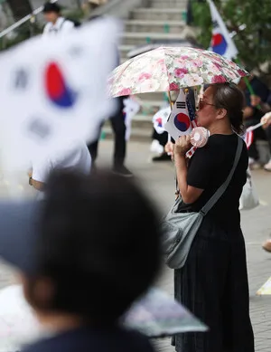 [포토] 더위 식히며 재선거 외침

[천지일보=남승우 기자] 서울을 비롯한 수도권 일부 지역에 폭염주의보가 발효된 18일 서울 송파구 올림픽공원