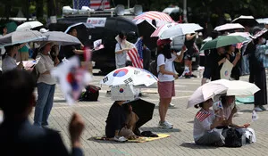 [포토] 무더위 속 이어지는 참정권 집회

[천지일보=남승우 기자]6.3 지방선거 투표용지 부족 사태 규탄 ‘참정권 집회’가 14일째 이어지는 