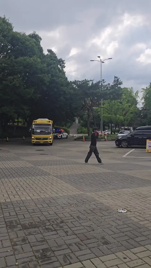 올공 글이 검열된다고?

그렇다면!
다시 보는 그날..

투표함 털리고 올공으로 오는 그 순간.
운좋게 래아랑 산책 하다가 그걸 내가 봤어
근데