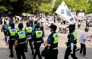 14일째 잠실 봉쇄 시위…흉기 휘두르며 자해 시도한 30대 입건

6·3 지방선거 투표용지 부족 사태를 규탄하며 이어지고 있는 잠실 개표소 봉쇄