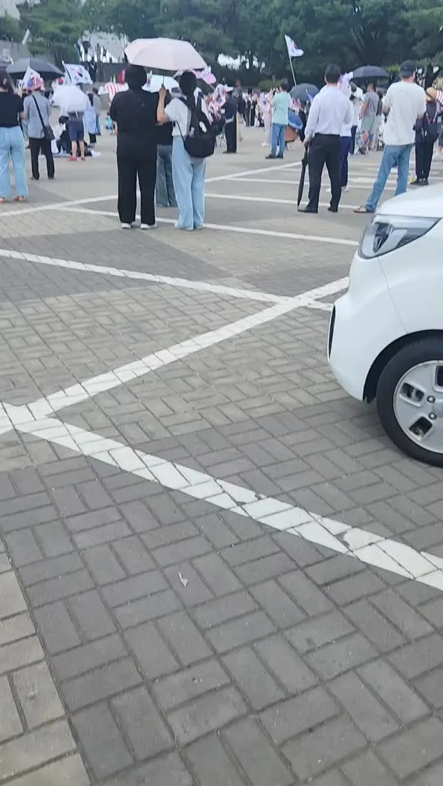 저는 이만 가보도록 하겠습니다

다음에 또 기회가 된다면 같이 외치고 싶네요!!

대한민국 국민으로써 같이 목소리를 낼수있어서

너무 좋았습니다
