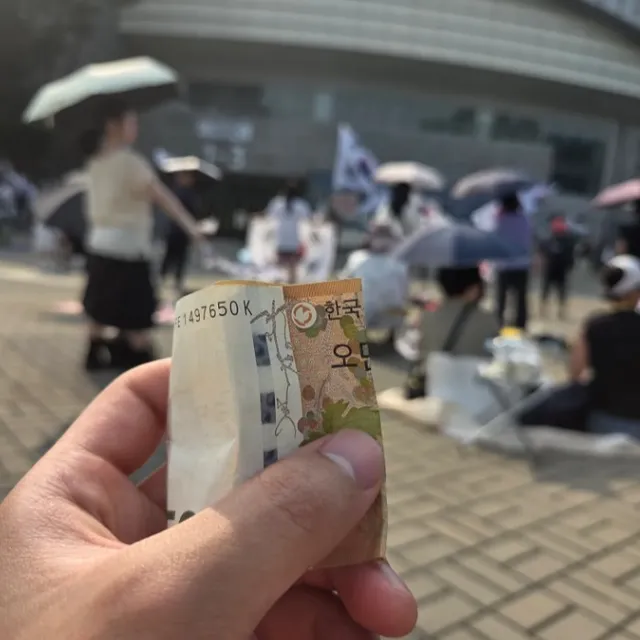 같이 부정선거 외치던 여사님들이 밥하러 가신다며 와줘서 고맙다고 예쁘다고 주고 가셨어요🥹