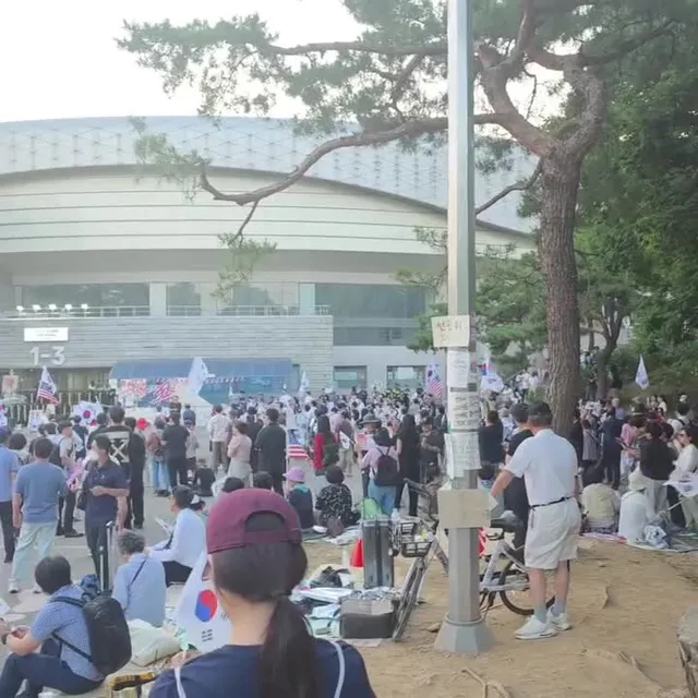 올공 14일째

어린아이에서 백발의 노인까지, 유모차를 끌고 나온 부모와 지팡이를 짚은 어르신들까지, 심지어 강아지들마저 주인 곁에서 함께 뙤약