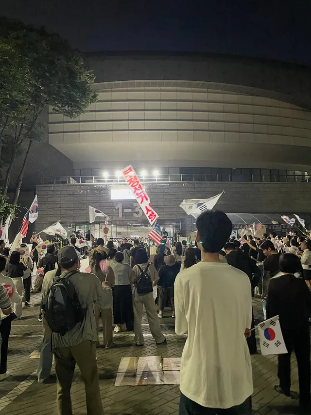 지금 올공 1-3에 부정선거 사형 깃발 들고있는
핑크색 옷 입은 아저씨 앞에 나와있는데
이거괜찮은거야???

사형이라는 문구는 너무 과격한거아닐
