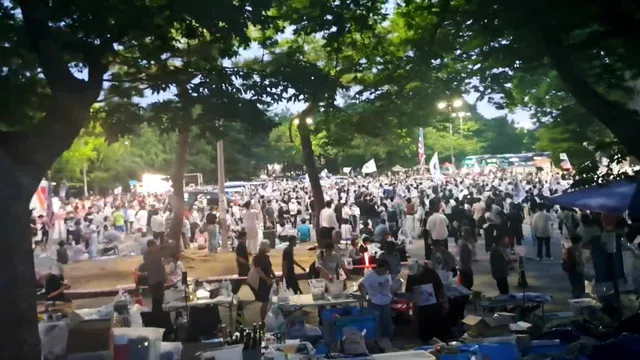오늘 저녁 지금 현재 상황.
 확실히 저녁이 되니 사람들이 많이 모이기 시작한다