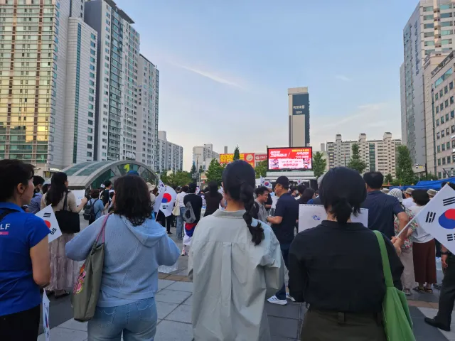 좌파밭 일산에서도 일어났어요.
우파인 우리교회 자랑스럽다🫰

좌우를 떠나 틀린건 틀렸다 외쳐야합니다.

범종교계 시국선언
화정역 right n