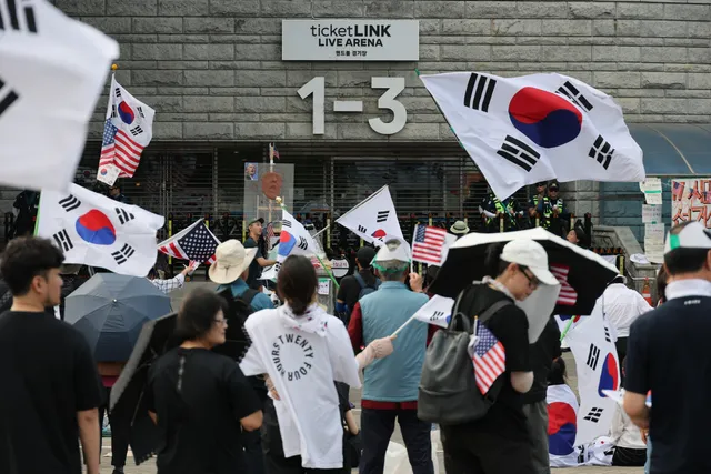 봉쇄 시위 난감해하던 여당 “공권력 투입” 목소리

6·3 지방선거 투표용지 부족 사태로 촉발된 서울 송파구 잠실 개표소 봉쇄 시위가 2주째 이