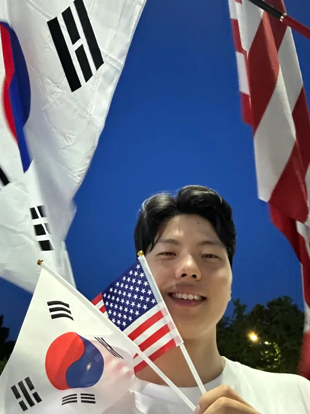 국적은 미국이지만 뼛속깊이 한국인 래퍼야! 🇺🇸🇰🇷
비와이 요즘 멸공하던데 나도 더 당당해지려고💪🏼

그래서 현시국에 대해 RAGE곡