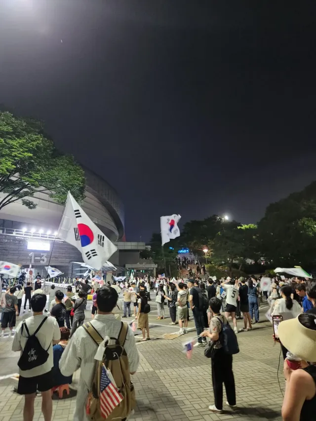 시민 한 사람으로서
작은 목소리라도 보태고 싶어 현장에 나갔습니다.
이렇게 많은 인원이 모였는데도 질서정연했던 모습에 놀랐어요.
자원봉사자분들께