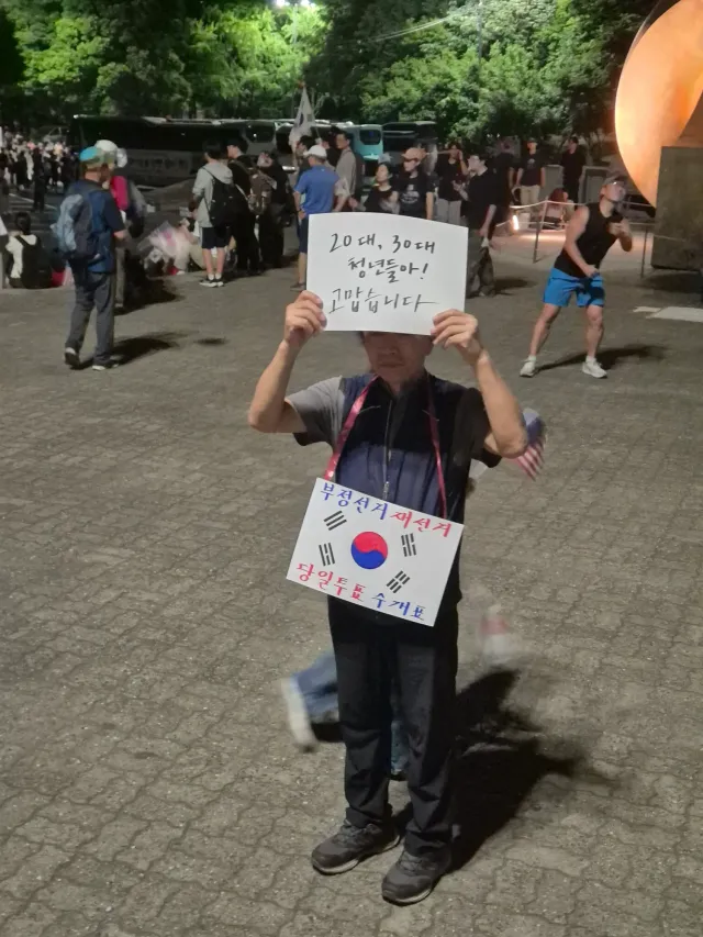 시민 한 사람으로서
작은 목소리라도 보태고 싶어 현장에 나갔습니다.
이렇게 많은 인원이 모였는데도 질서정연했던 모습에 놀랐어요.
자원봉사자분들께