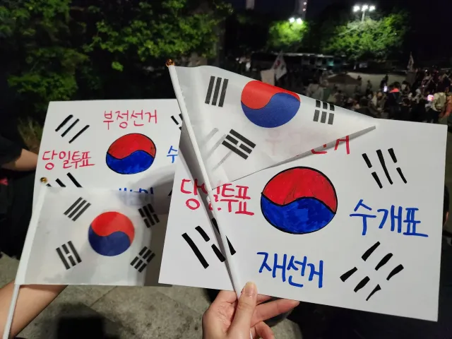 시민 한 사람으로서
작은 목소리라도 보태고 싶어 현장에 나갔습니다.
이렇게 많은 인원이 모였는데도 질서정연했던 모습에 놀랐어요.
자원봉사자분들께
