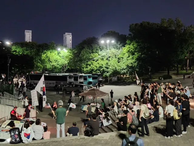 시민 한 사람으로서
작은 목소리라도 보태고 싶어 현장에 나갔습니다.
이렇게 많은 인원이 모였는데도 질서정연했던 모습에 놀랐어요.
자원봉사자분들께
