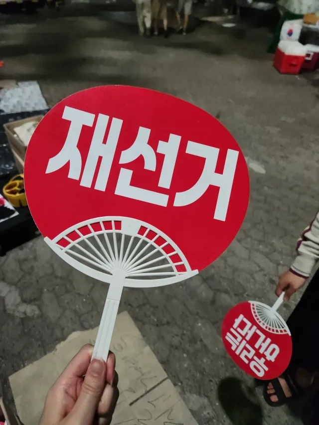 시민 한 사람으로서
작은 목소리라도 보태고 싶어 현장에 나갔습니다.
이렇게 많은 인원이 모였는데도 질서정연했던 모습에 놀랐어요.
자원봉사자분들께