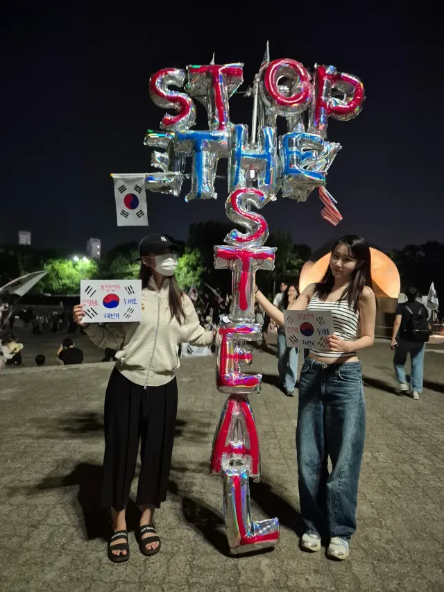 시민 한 사람으로서
작은 목소리라도 보태고 싶어 현장에 나갔습니다.
이렇게 많은 인원이 모였는데도 질서정연했던 모습에 놀랐어요.
자원봉사자분들께