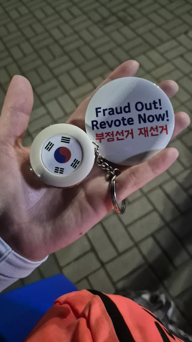 전한길님께 튀소 전달했습니다 :)
늘 수고많으시네요.
오자마자 줄자랑 뱃찌, 국수 받았어요
어두워서 잘 안보이는데 서로 어!! 하고 알아보는 사