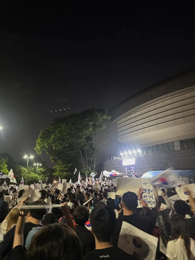 올림픽공원 매일 오면서 느낀점

1. 제발 싸우지좀 마요… 
구호가 다른 사람들한테
굳이 가서 경쟁하는 것처럼 다른 구호 외치면
소리도 겹치고 