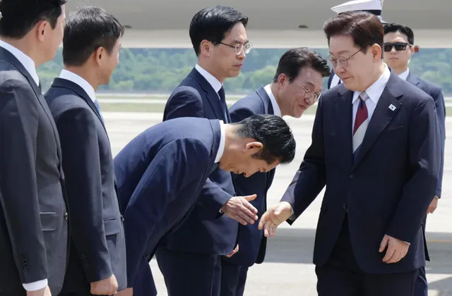 '지지율 경고등' 켜진 이 대통령… 당청관계·투표용지 사태 등 시험대

이재명 대통령이 유럽 순방 후 귀국하며 당청관계, 개각, 청와대 참모진 