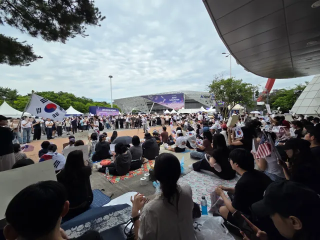 사람이 많아져서 목소리가 더 커졌습니다