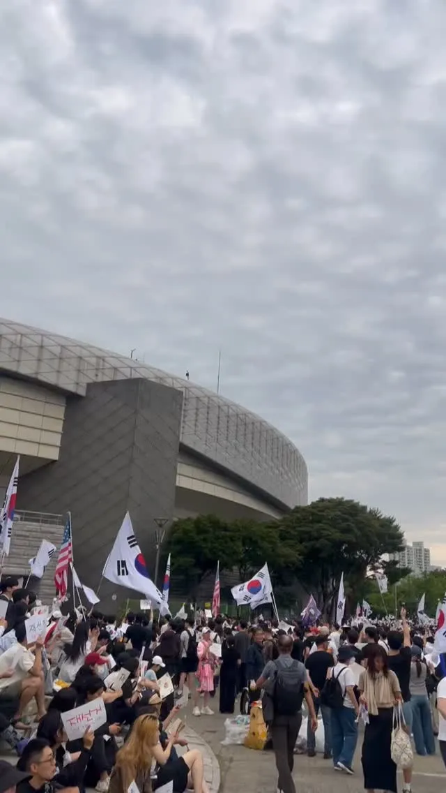 잠실 올림픽공원 상황
경찰대치없고
질서유지 잘되고 있습니다.
재선거!