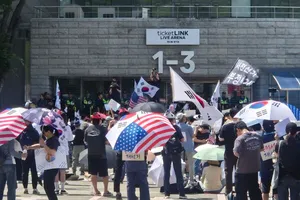 시위대 봉쇄로 칼 빌려 출국한 펜싱대표팀… 세계일보 "공권력 나서야"

미국과 이란의 종전 양해각서에 포함된 3000억 달러 규모 재건 기금 문