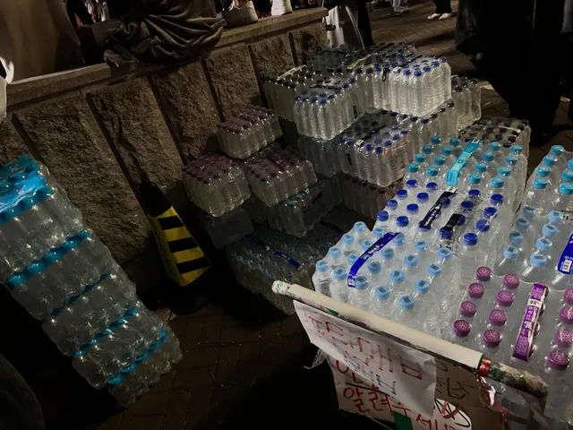 여러분 생수 너무 많습니다. 감사합니다!!! 초콜릿 과자 등으로 부탁드립니다. 물은 충분할거같습니다!! 
트럭 한개를 통째로 보내주셔서 감사드립