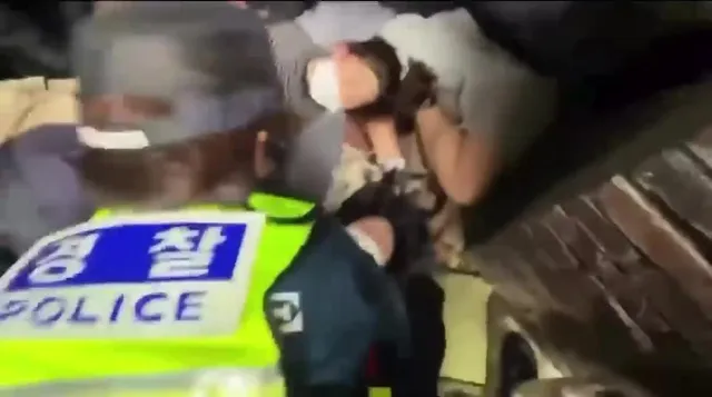 우리나라 경찰
이번 부정선거 마지막 투표함을 지키는 국민을 
강제 진압 하는 영상 
허위사실 아니고 라이브로 전부 지켜봤던 것 입니다. 경찰을 