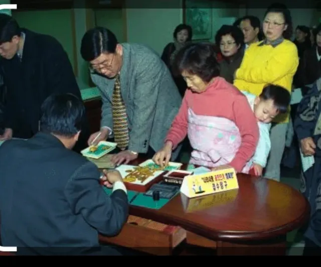 97~98 IMF

아이 돌반지, 결혼반지 등 
나라를 살리겠다고, 귀한 금을
자발적으로 내놓은 국민들..

나라를 살리기 위해서는 내것을
조금