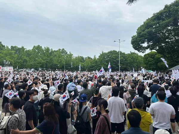 "잠실에 모인 시민들이 민심… 아이들에게 공정한 나라 물려주고 싶다"

“이건 좌우의 문제가 아닙니다. 대한민국의 민주주의가 위협받은 상황에 화