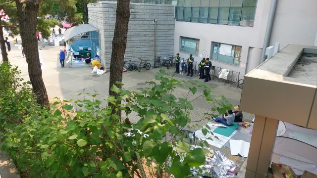 6월 초와 6월 18일 올공은 다소 분위기가 달랐습니다. 
이제 1-3 게이트 앞에 전부 모여있지 않고 뒤쪽에서 시위하는 모습,(경찰분들과 대치