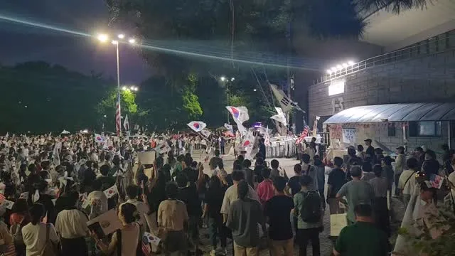 [ 2026.06.18 20:33 올림픽공원 🇰🇷🌺🇰🇷 ]
흔들릴지언정 부러지지 않는다.
많은 잡음이 있었어도 오늘 이렇게 많이 모였고
