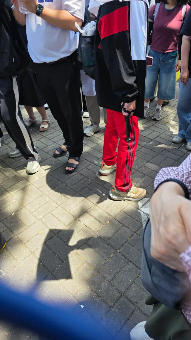 가방 옆 주머니에 쌍절곤, 손에 빠따 들고 팔에 길게 넣어서 숨긴 사람이 잠실에 있습니다.

제발 폭력 유도에 휘말리지 말고 조심하세요!!