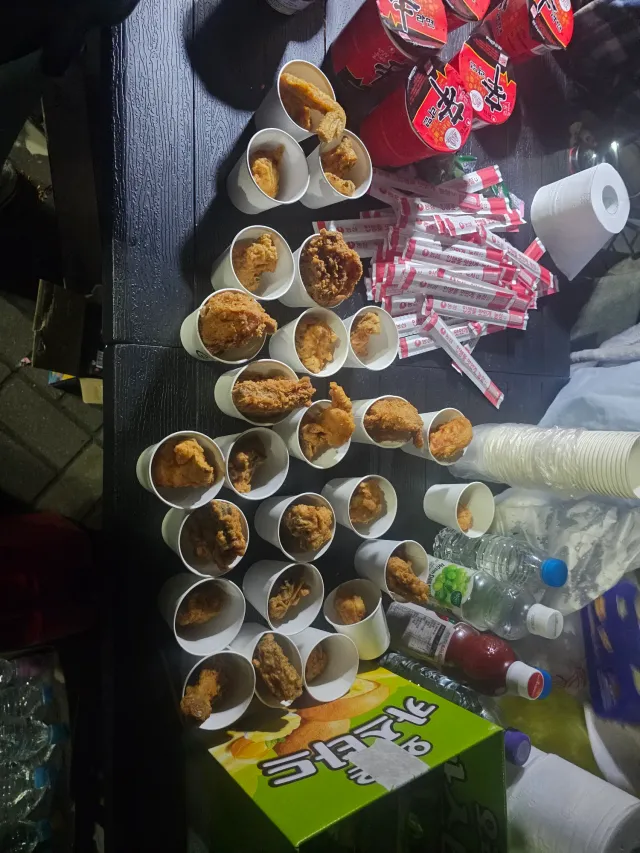 6월 5일부터 오늘 새벽까지 잠실에 다녀왔다
내가 가본 느낌은 정말 충격적이었다
애국시민들이 밤새 주문해주셔서 음식은 넘쳐났고, 넘쳐나는 음식에