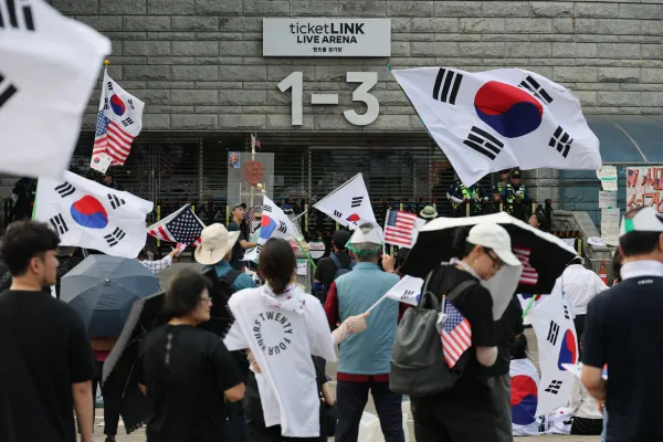누가 봉쇄 뚫었나…잠실개표소 무단침입 정황 경찰 수사

‘투표 용지 부족’ 사태와 관련해 잠실 개표소 시위가 진행 중인 올림픽공원 핸드볼경기장에