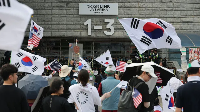 봉쇄 누가 뚫었나…경찰, 잠실개표소 지하로 무단침입 정황 수사

'투표용지 부족 사태'로 보름째 봉쇄 시위가 진행 중인 올림픽공원 핸드볼경기장에