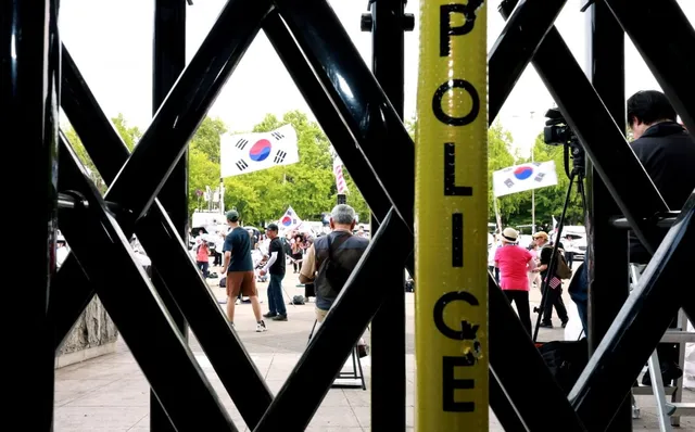 잠실 개표소 봉쇄 중 무단침입 정황…경찰 수사 착수

잠실 개표소 봉쇄 중 무단침입 정황…경찰 수사 착수, 핸드볼경기장 지하 출입문 훼손 의혹 