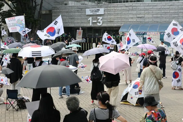 잠실개표소 지하 무단침입 정황…경찰 수사 나섰다

6·3 지방선거 ‘투표용지 부족 사태’를 규탄하는 개표소 봉쇄 시위가 진행 중인 올림픽공원 핸
