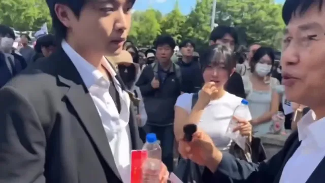 얼굴부터 마인드 이념까지 모든게 완벽하다..진짜..
3일동안 밤새서 싸우고 계신다고한다..진정한 애국자다!🇰🇷
근데 진짜 개잘생겼다 😍